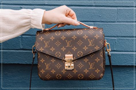 louis vuitton logo fake|louis vuitton bag scam.